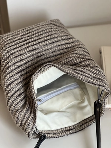 Détails du sac cabas en tweed rayé avec doublure en toile et poche zippée interne