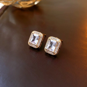 Elegante goudkleurige rechthoekige zirkoon halo oorknopjes met micro-pavé details