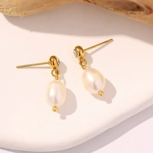 Elegantes pendientes de perlas de agua dulce oro 18k con diamantes sobre piedra