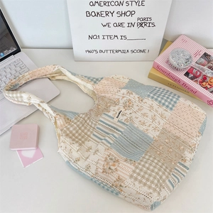 Dettaglio borsa tote patchwork con motivi floreali ed etichetta tessuta Sozakka