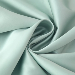 Elegante abito in seta verde menta con schiena scoperta e spacco laterale