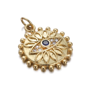 Makro-Detail des goldenen Evil Eye Anhängers mit blauem Stein und Kristallakzenten