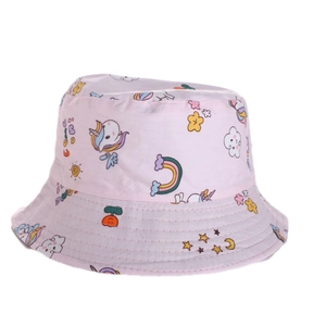 Primo piano del cappello a secchiello rosa per bambini con stampe cartoon di unicorni e arcobaleni