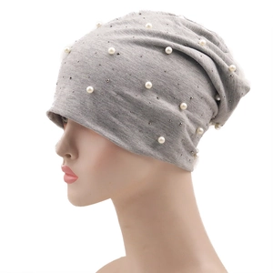Bonnet gris orné de perles et de strass présenté sur une tête de modèle pour l'hiver