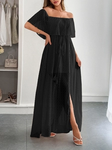 Elegante abito lungo nero a spalle scoperte con laccetto in vita e spacco frontale