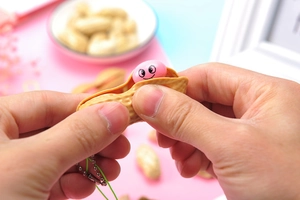 Primo piano di un giocattolo antistress a forma di arachide con divertente faccina