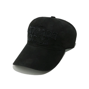 Dettaglio del cappellino nero in cotone con ricamo 3D ARCADE CODE tono su tono