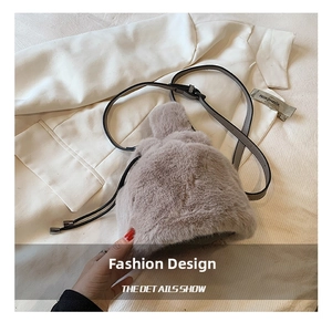 Détails du sac seau en peluche grise avec fermeture à cordon et fine bandoulière en cuir