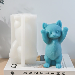 Détail du moule en silicone et d'une bougie en forme de chat à texture riche