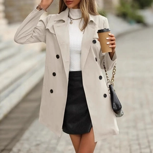 Détail d'un trench-coat croisé beige avec revers classiques et boutons noirs contrastés