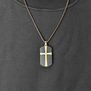 Collana con pendente a croce da uomo in acciaio al titanio con fibra di carbonio dorata