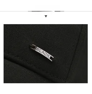 Dettaglio del cappello in twill nero con placca in metallo argento e scritta BLACK