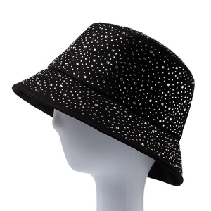 Bob chic en coton noir orné de strass argentés avec un style de mode tendance Y2K