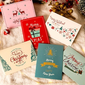 Vue de dessus de cartes de Noël 3D dorées à l'or fin avec décorations festives