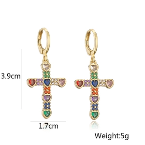 Vue détaillée des boucles d'oreilles croix plaquées or 18k avec zircons colorés