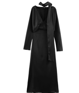 Détail d'une robe longue élégante en satin noir avec un col écharpe sophistiqué et chic