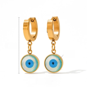 Détail de boucles d'oreilles œil porte-bonheur en émail bleu, 29mm et 5g