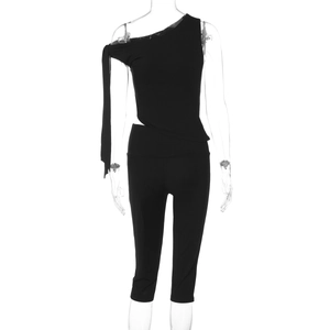Detailansicht von schwarzem Ein-Schulter-Oberteil und engen Leggings Set