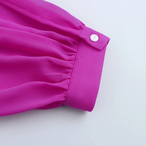 Elegante abito in chiffon rosso rosa con polsini a pieghe e dettaglio bottone bianco