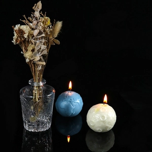 Texture dettagliata in rilievo di candele a forma di terra e luna su superficie nera
