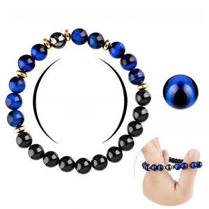 Bracelet triple protection en œil de tigre bleu et perles noires sur fond blanc pur