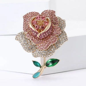 Broche rose élégante avec cristaux roses et feuilles vertes sur socle blanc