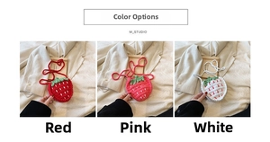 Detailvergleich handgefertigter Erdbeer-Häkeltaschen in den Farben Rot, Rosa und Weiß