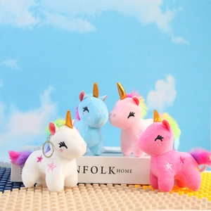 Portachiavi unicorno in peluche in quattro colori con criniera arcobaleno su sfondo blu