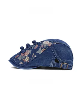 Détail de béret en jean avec broderie florale et boutons à nœuds traditionnels