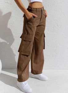 Detail der braunen Cargo-Hose mit mehreren Taschen und strapazierfähigem Baumwollstoff