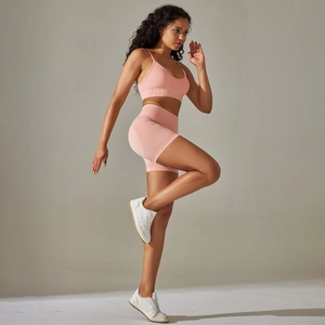 Detail der Textur von rosa geripptem nahtlosem Sport-BH und Yoga-Shorts im Set
