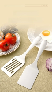 Detail of 304 stainless steel spatula set with mirror finish and SUS 304 engraved logo