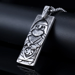 Pendentif guerrier Viking Odin en acier inoxydable vintage avec reliefs et runes nordiques