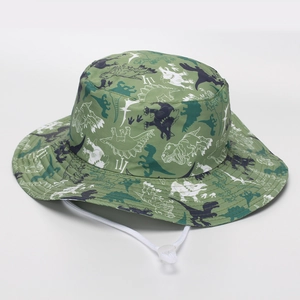 Détail d'un chapeau bob pour enfant vert avec motifs dinosaures et cordon réglable blanc