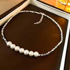 Collier chic en perles baroques avec perles argentées et chaîne d'extension réglable