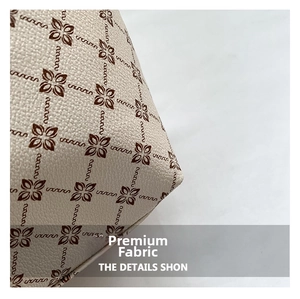 Dettaglio ravvicinato in ecopelle beige con trama litchi e motivi floreali
