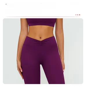 Détail de leggings de yoga violets à taille haute avec ceinture en V et design sans couture
