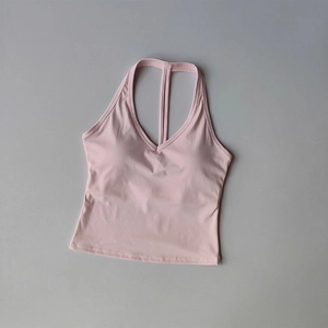 Détail d'un soutien-gorge de yoga rose clair avec col en V et coutures sans couture
