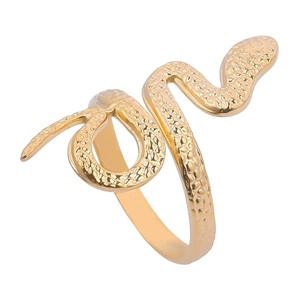 Dettaglio dell'anello a serpente dorato con trama a scaglie e design regolabile aperto