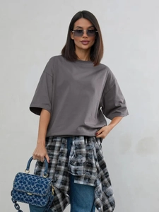 Dettaglio della maglietta grigia in cotone oversize con stile streetwear casual e girocollo