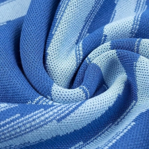 Gros plan détaillé de la texture du tissu en maille rayé bleu et blanc à ondulations