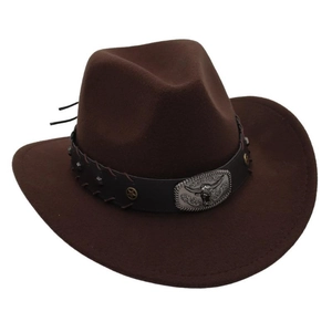 Detail eines Western-Cowboyhuts aus braunem Filz mit einer Bullenkopf-Metallschnalle