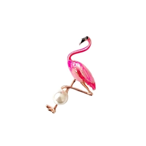 Rosa Emaille Flamingo Brosche mit Roségold Beschichtung und weißer Perle auf Weiß