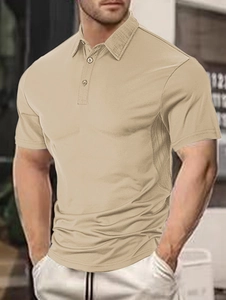 Primo piano della polo beige da uomo con tessuto strutturato traspirante e colletto a bottoni