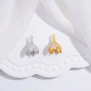 Details von hohlen Kronen-Perlenkappen in Silber und Gold mit funkelnden Zirkonia