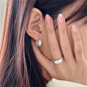Polished S925 silver multi-layer hoop earring and wide ring set on a female model