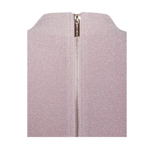 Detail des Metallreißverschlusses am hellvioletten Paillettenstoff des Kleides
