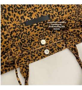 Gros plan du sac cabas en toile léopard avec fermoir magnétique et garniture en cuir
