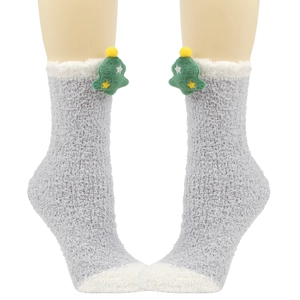 Details grauer Plüsch-Korallenvlies-Socken mit grünen Weihnachtsbäumen und weißem Kunstpelz