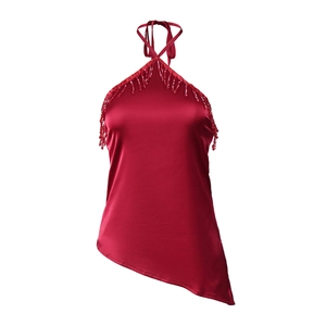 Détail du haut licou en satin rouge foncé avec franges perlées et coupe asymétrique